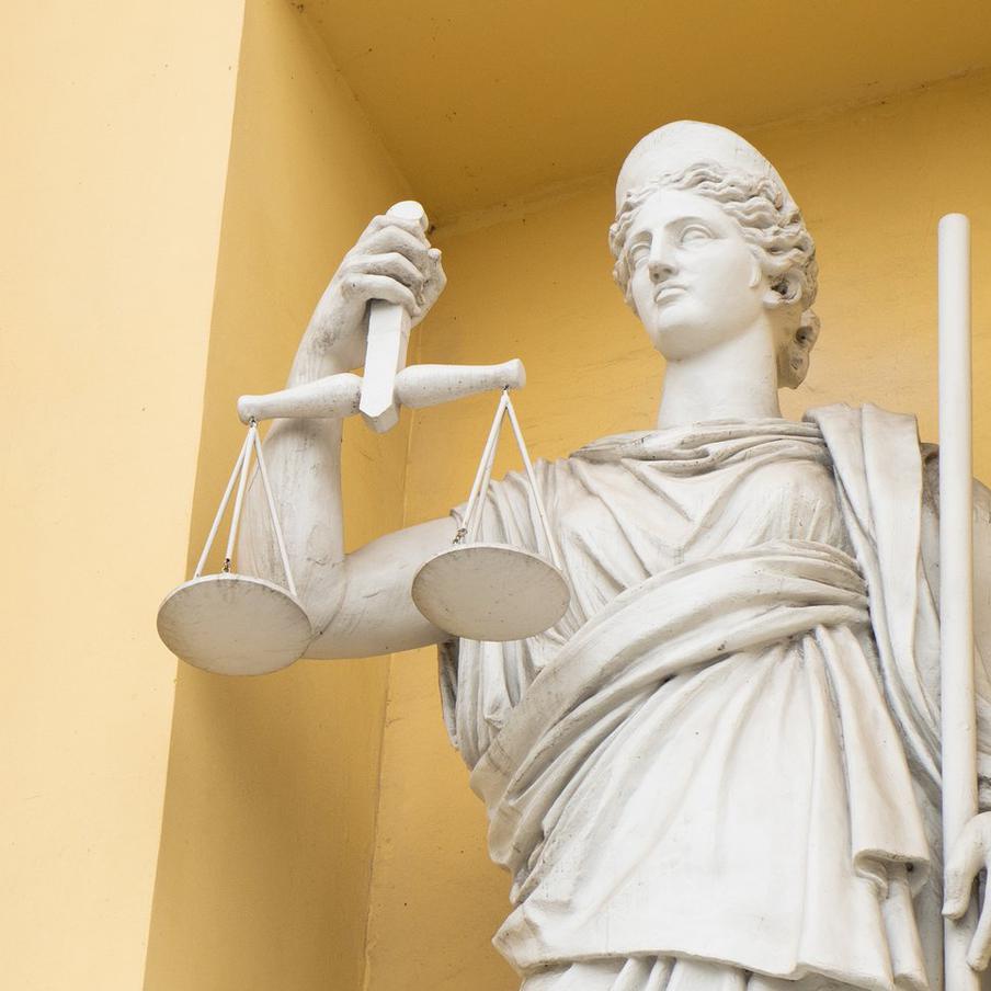 ТАСС: главу Звездного городка отправили под домашний арест. По данным правоохранительных органов, главе Звёздного городка Евгению Баришевскому, который подозревается в получении крупной взятки, избрана мера пресечения в виде домашнего ареста. Следователи возбудили уголовное дело по статье 290 УК РФ, что подразумевает получение взятки в крупном размере, пишет ТАСС