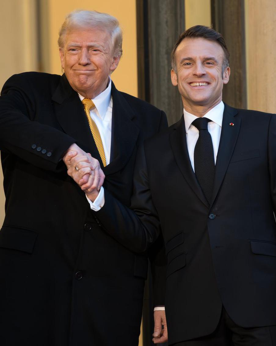 Reuters подтвердил подлинность слитой Трампом переписки с Макроном. Сообщение президента Франции Эмманюэля Макрона о встрече G7 в Париже с возможным участием представителей России, опубликованное президентом США Дональдом Трампом, оказалось подлинным. Об этом сообщает агентство Reuters, ссылаясь на источник в администрации французского лидера