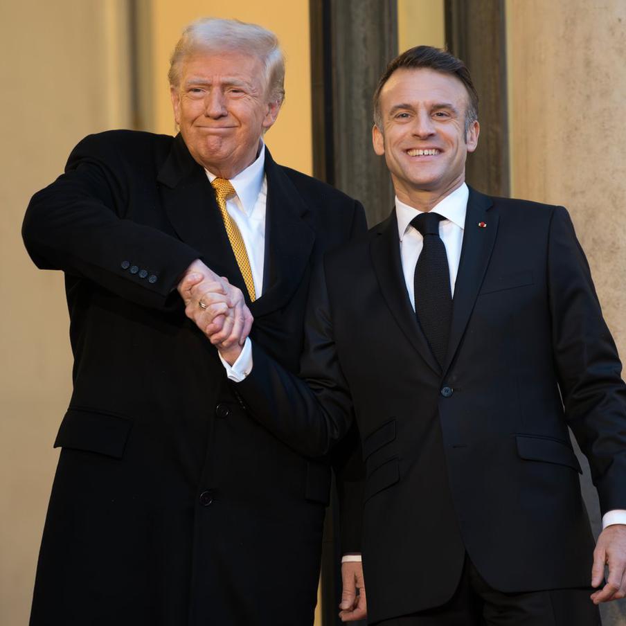 Reuters подтвердил подлинность слитой Трампом переписки с Макроном. Сообщение президента Франции Эмманюэля Макрона о встрече G7 в Париже с возможным участием представителей России, опубликованное президентом США Дональдом Трампом, оказалось подлинным. Об этом сообщает агентство Reuters, ссылаясь на источник в администрации французского лидера