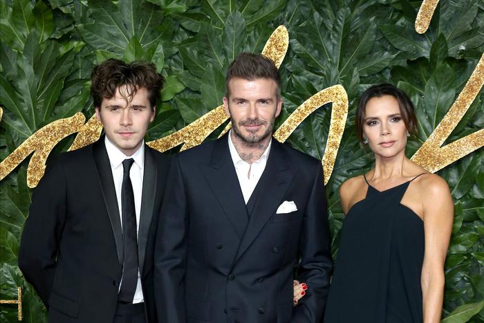 Платье Valentino разрушило семью Бекхэм: почему Бруклин отрёкся от родителей