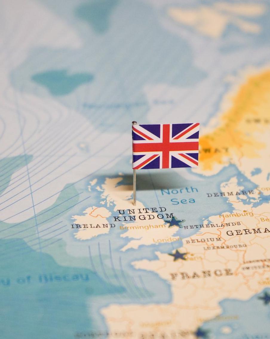 Лавров предложил лишить Британию приставки "великая". Сергей Лавров, министр иностранных дел Российской Федерации, высказал предложение переименовать Великобританию в Британию, убрав из названия слово "великая". Это заявление он сделал в ходе пресс-конференции, посвящённой итогам деятельности российской дипломатии в 2025 году. Трансляция мероприятия доступна на YouTube