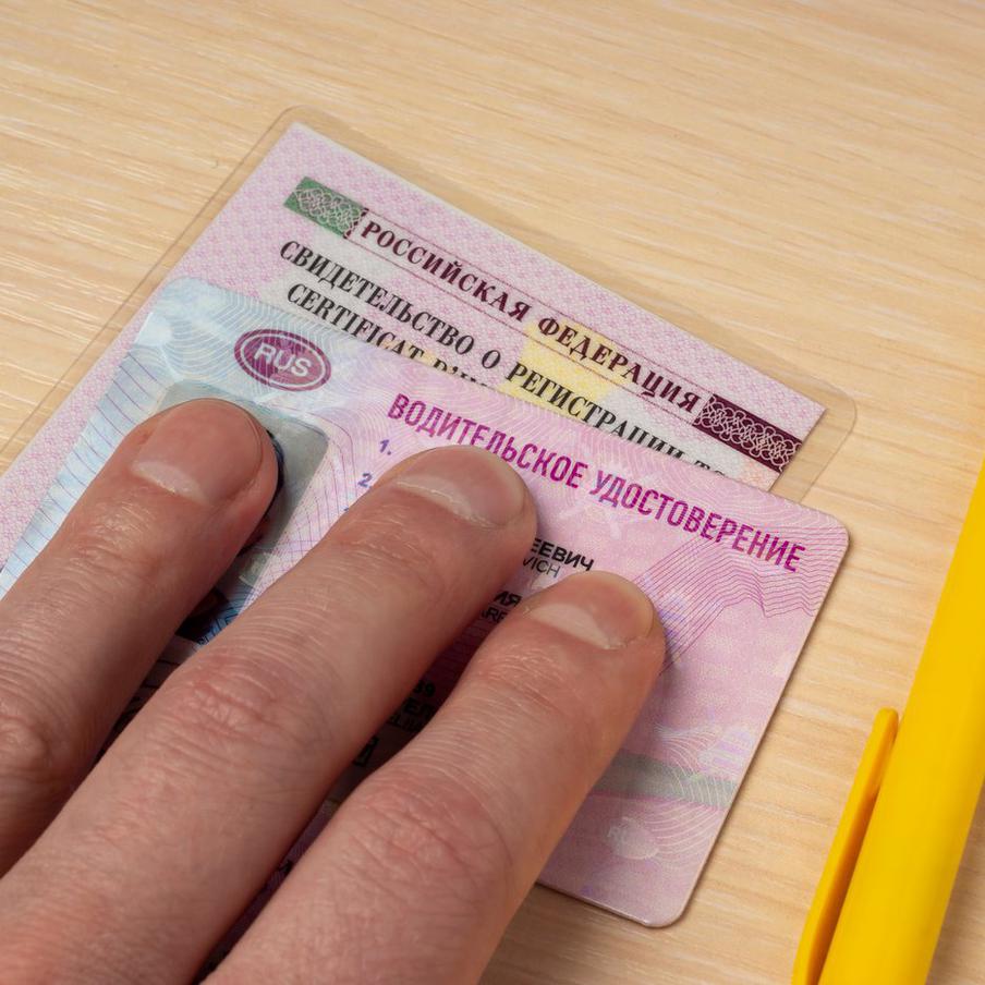 ТАСС: в России планируют ужесточить теоретический экзамен на права. Министерство внутренних дел Российской Федерации разработало проект, направленный на повышение требований к сдаче теоретического экзамена для получения водительских прав. Согласно этому проекту, в помещениях, где проходит экзамен, будут установлены системы аудио- и видеорегистрации