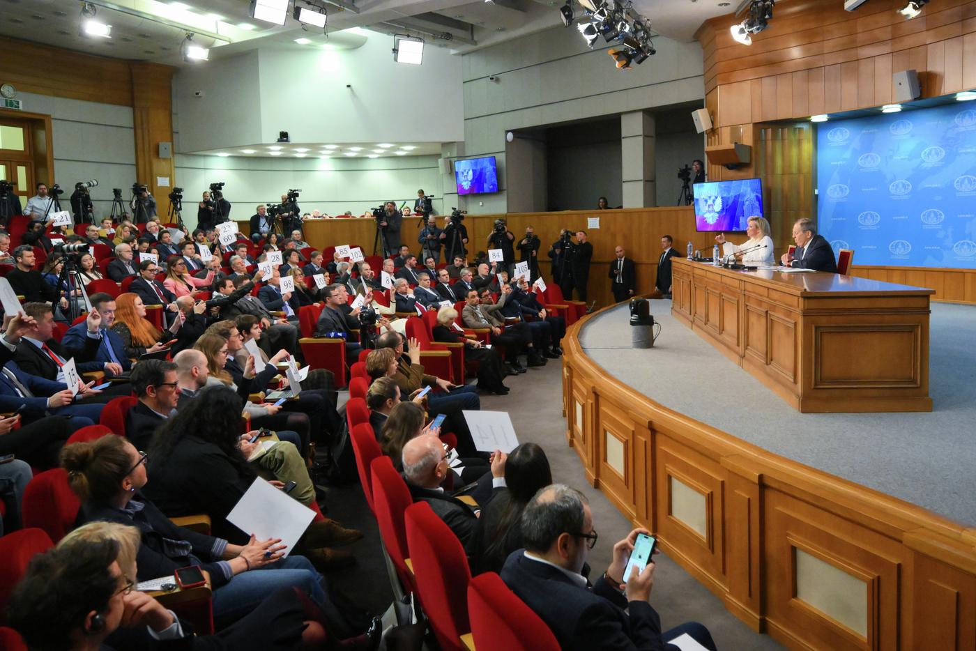 Лавров: Дания, возможно, хочет отобрать землю у посольства РФ для гренландцев