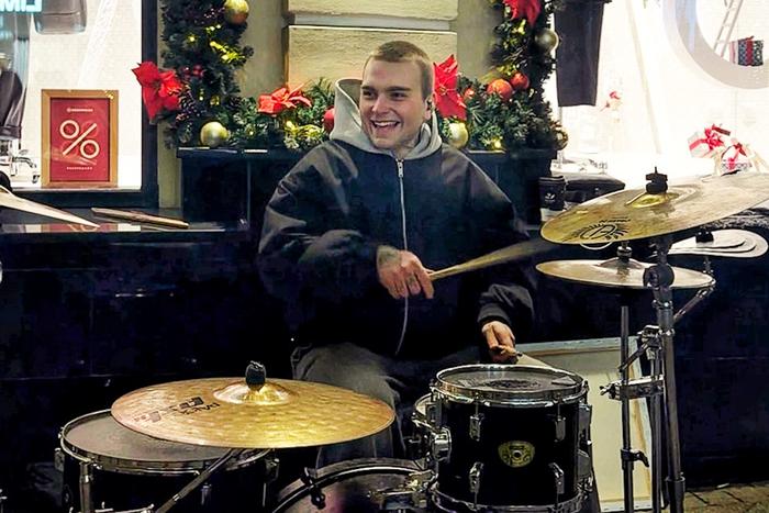 На барабанах в снег, дождь или жару: 23-летний музыкант покорил соцсети и осуществил давнюю мечту