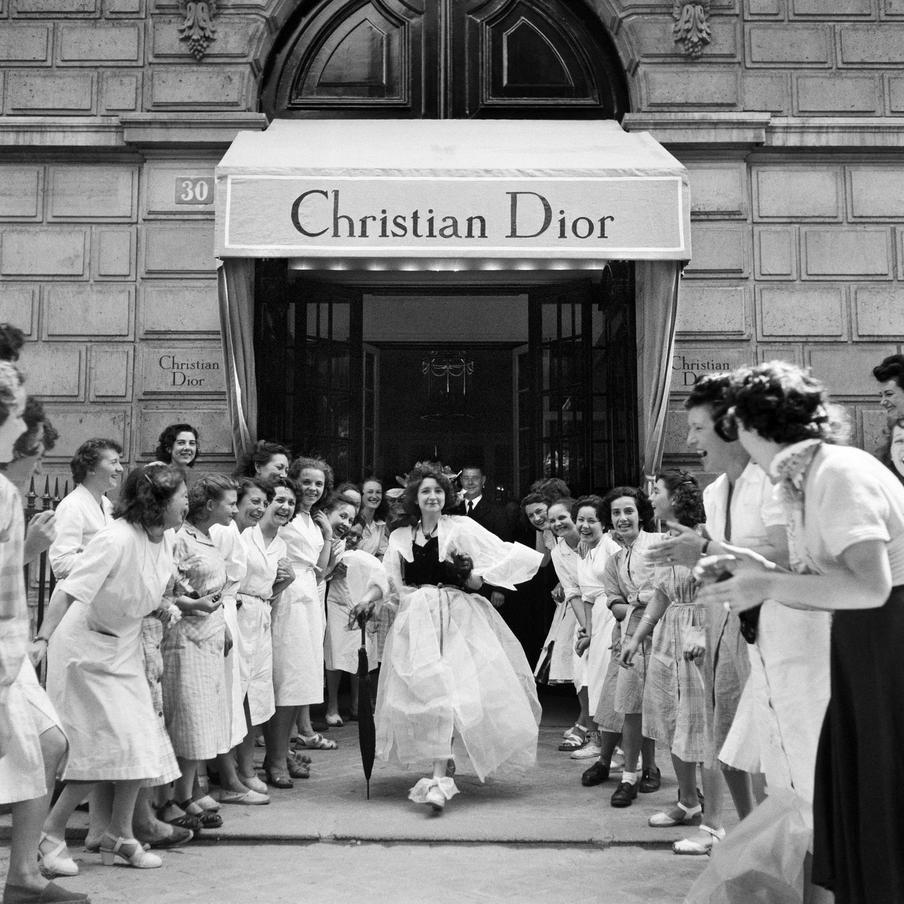 Миссия Диора заключалась в том, чтобы вернуть женщинам элегантность в послевоенное время.