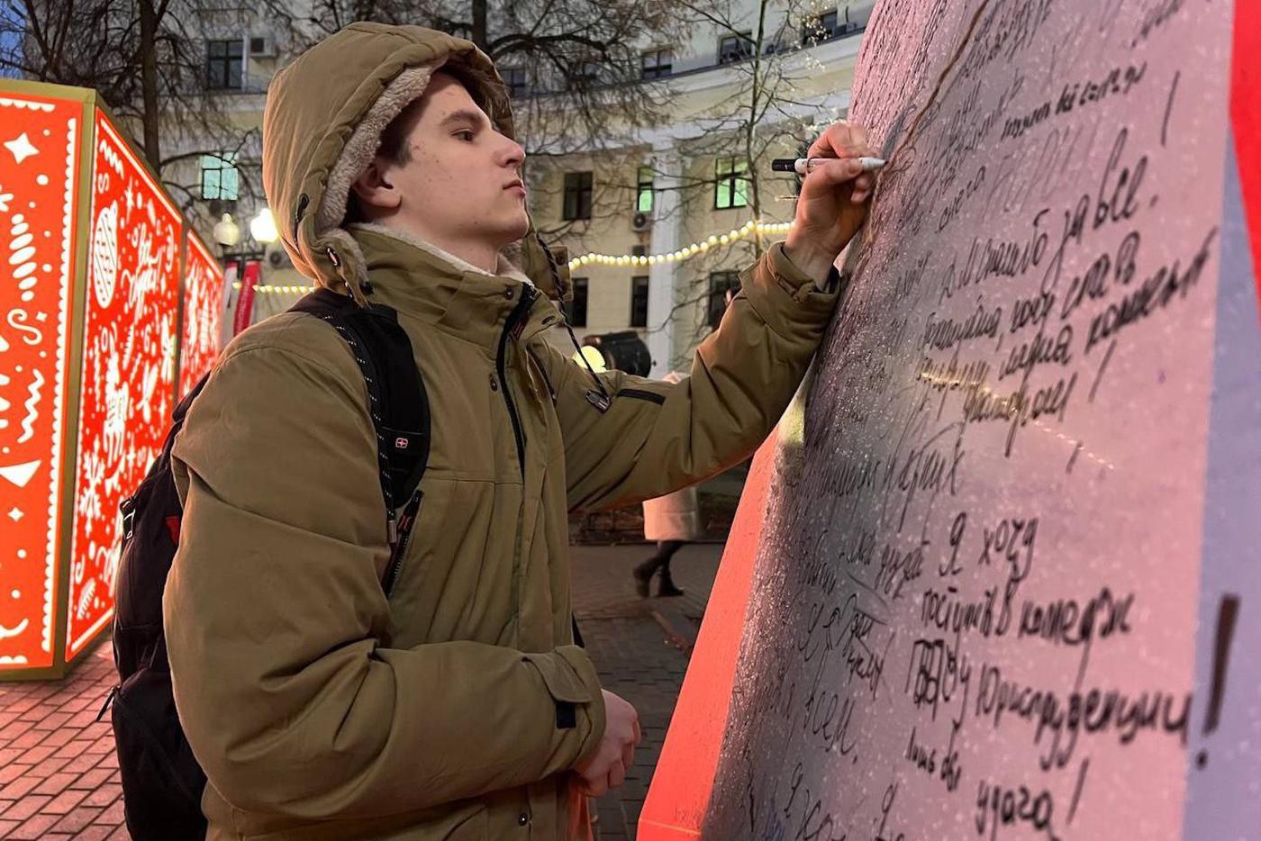 Свои желания Денис привык исполнять сам, но всё же решил написать Деду Морозу.