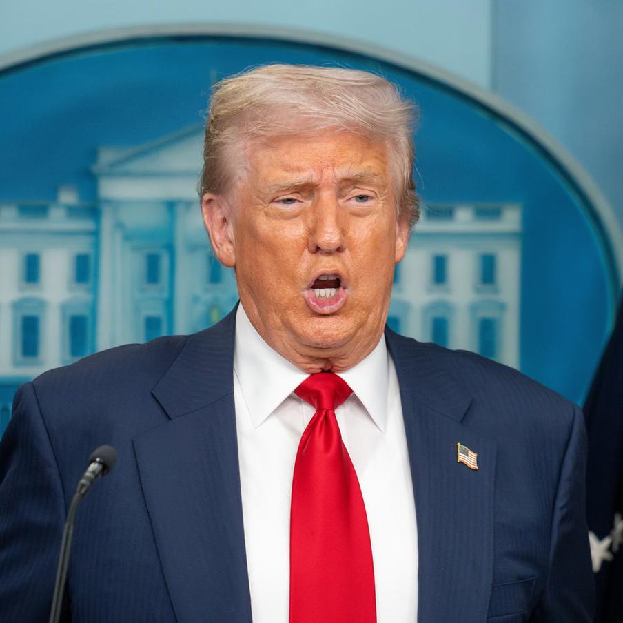 Трамп репостнул заявление о том, что главные враги США находятся внутри страны. Президент США поделился публикацией блогера, в которой утверждается, что реальные угрозы для Вашингтона связаны не с Москвой и Пекином, а с международными структурами