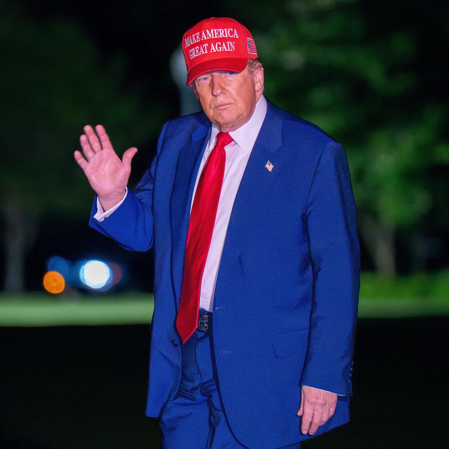 Трамп: Иран будет стёрт с лица земли, если угрозы в мой адрес продолжатся. Президент Соединённых Штатов Дональд Трамп выступил с серьёзным предупреждением в адрес Ирана. Он заявил о своей готовности применить силу вплоть до полного уничтожения страны в случае угрозы его безопасности