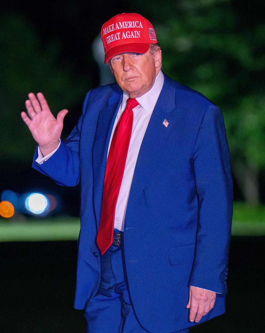 Трамп: Иран будет стёрт с лица земли, если угрозы в мой адрес продолжатся. Президент Соединённых Штатов Дональд Трамп выступил с серьёзным предупреждением в адрес Ирана. Он заявил о своей готовности применить силу вплоть до полного уничтожения страны в случае угрозы его безопасности