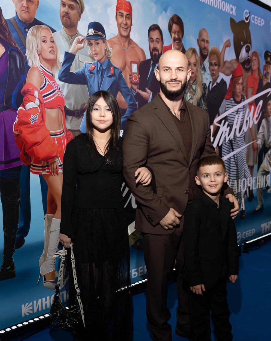 Самойлова и Джиган иногда ходят на одни и те же мероприятия, но держатся на расстоянии друг от друга.