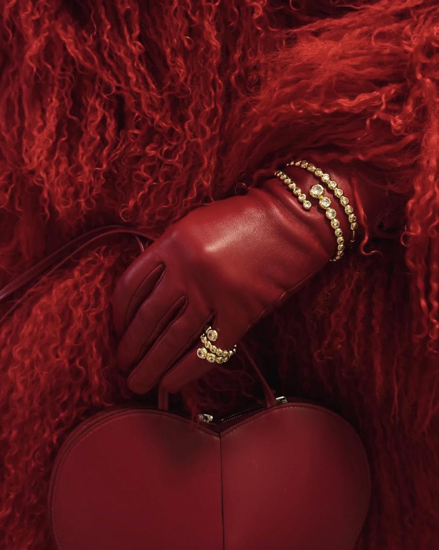 Видимые детали: украшения, которые делают зимний образ стильным и продуманным