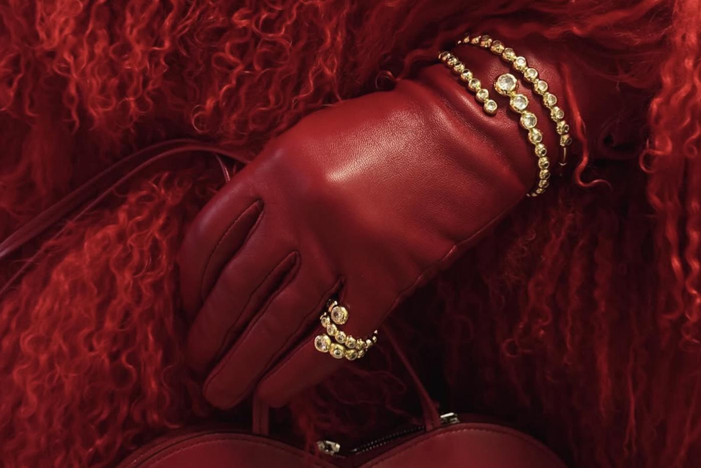 Поверх свитера и шарфа: украшения, которые изменят ваш зимний образ