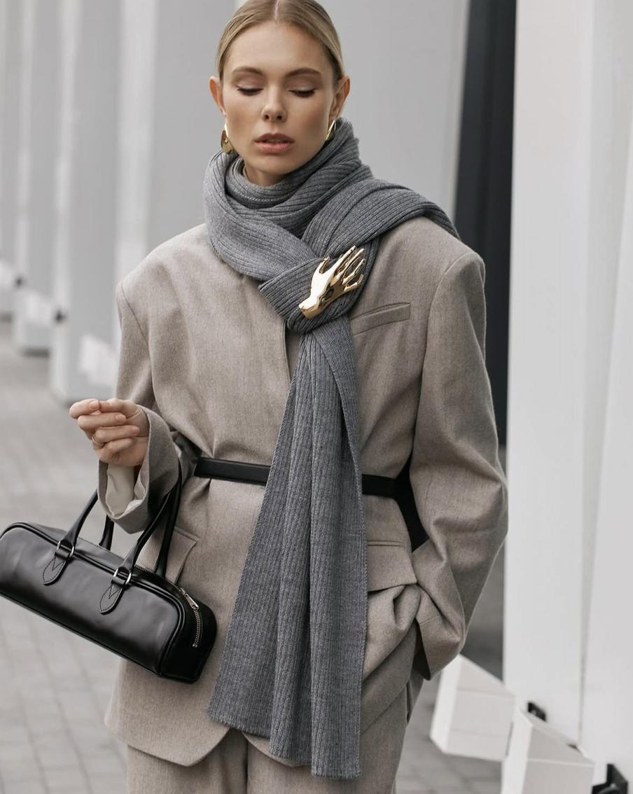 Акцентной брошью можно зафиксировать шарф или обозначить линию талии на свитере.