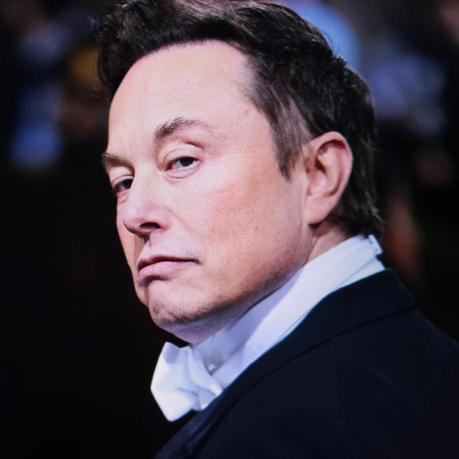 Маск выступил против ChatGPT после сообщений о суицидах пользователей. Глава X публично предупредил об опасности общения с чат-ботом, отреагировав на публикации о смертельных случаях, которые связывают с использованием искусственного интеллекта