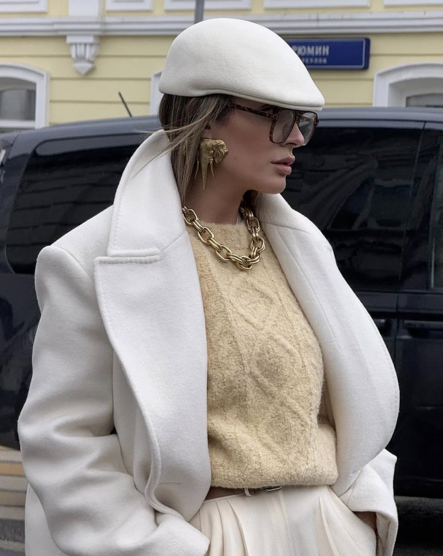 Среди колье и подвесок выбирайте варианты покрупнее.