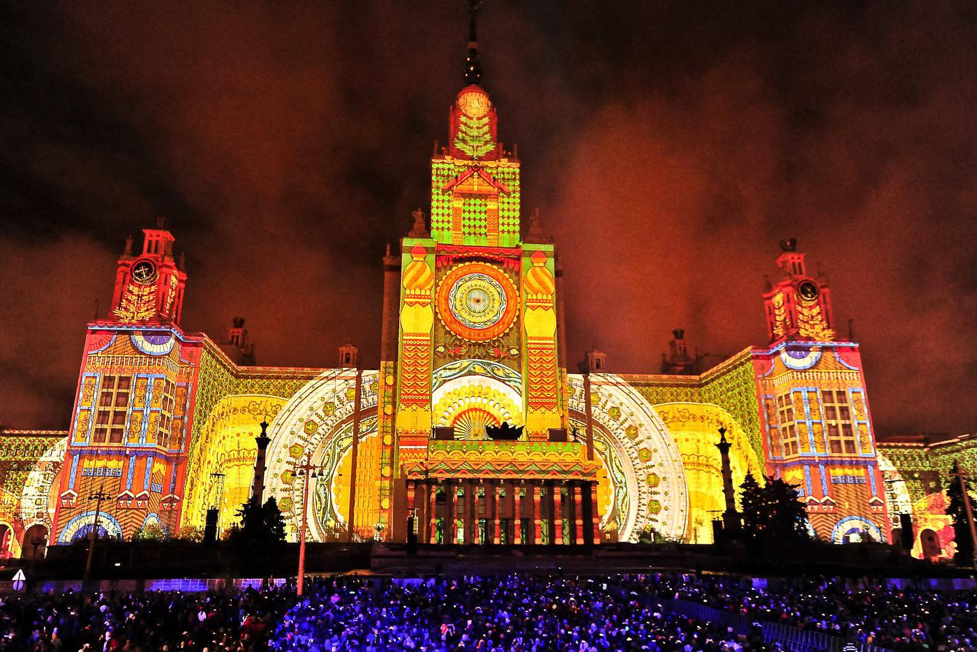 Особенно масштабные проекции украсили узнаваемое здание МГУ.