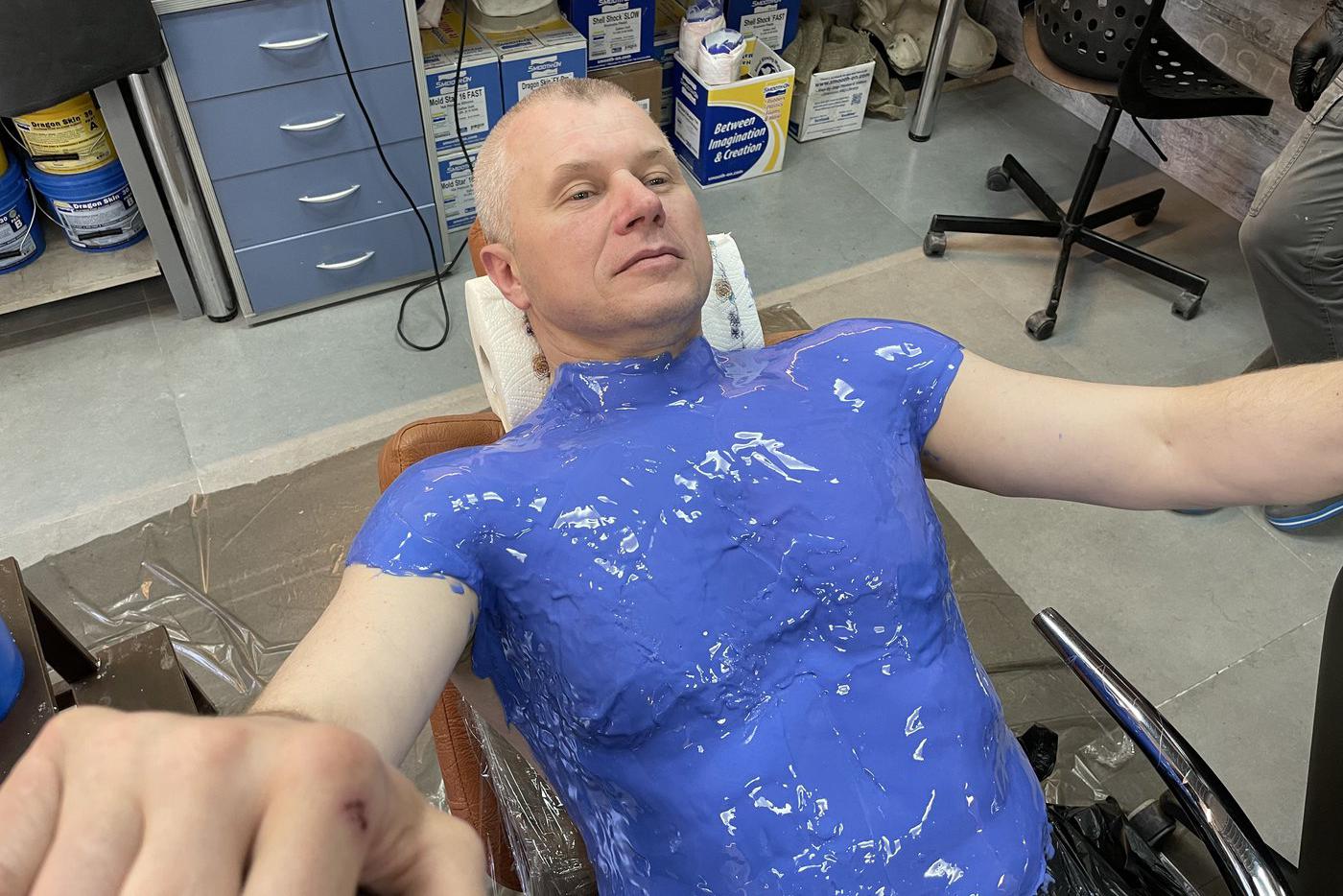 Космонавту Олегу Новицкому делают слепок, чтобы изготовить накладное туловище.