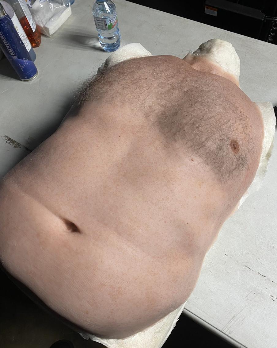 А вот и туловище космонавта.