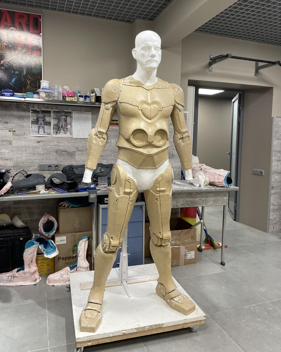 Потом сделали полноразмерную модель костюма.