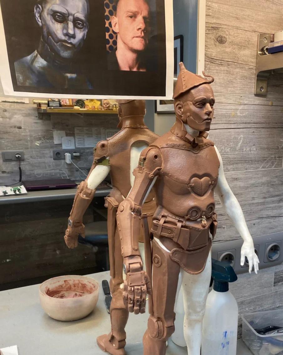 Сначала создали мини-копию Колокольникова, чтобы вылепить на ней костюм Железного Дровосека.