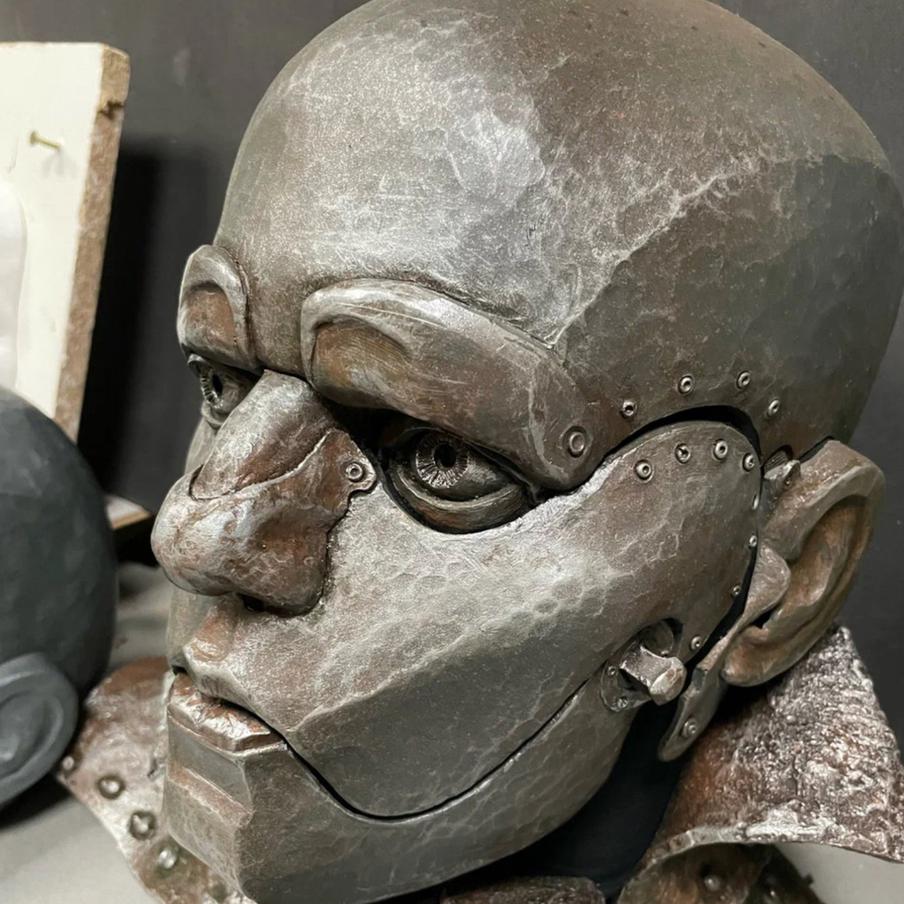 У пластмассового костюма Дровосека проработана каждая деталь.