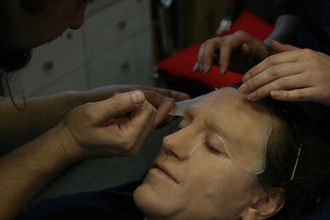 Безрукову накладывают пластический грим.