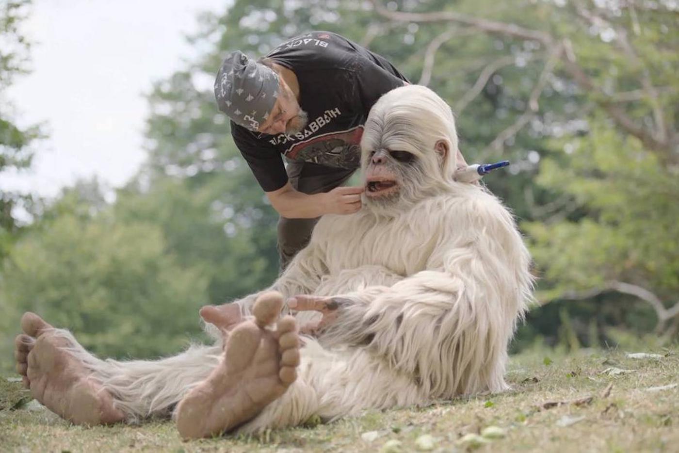 В костюме снежного человека была роботизированная голова, которой управлял художник по сложному пластическому гриму Пётр Горшенин с ассистентами.