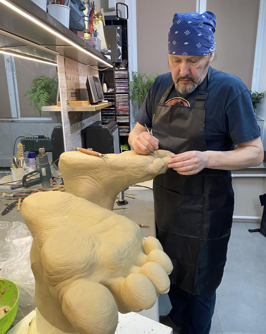 Огромные ноги йети надевались как ботинки.