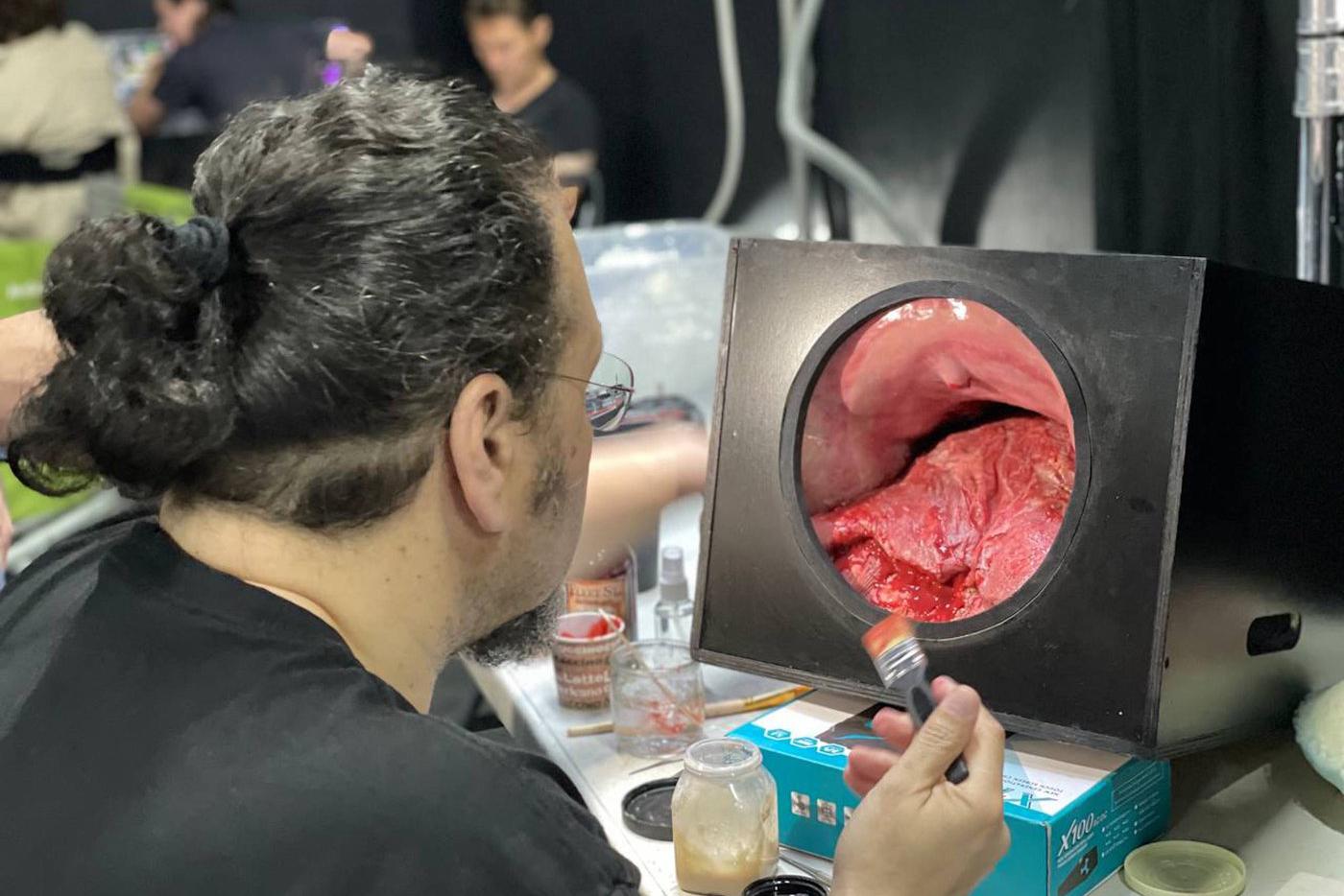 Работа над созданием внутренних органов, которые показывают в фильме во время операции.