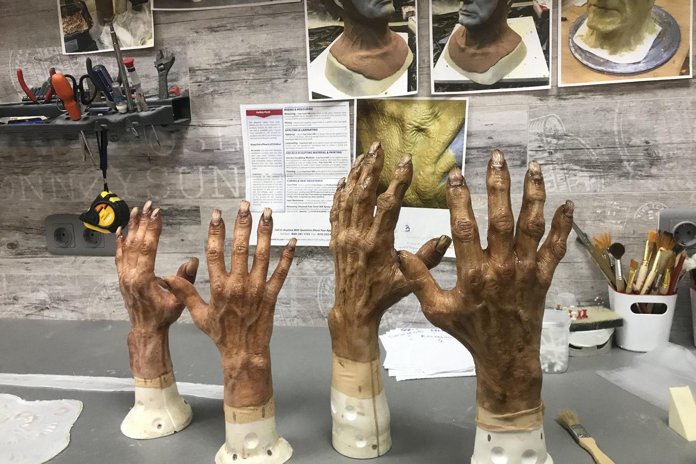 Руки Бабы-яги и Кощея Бессмертного.