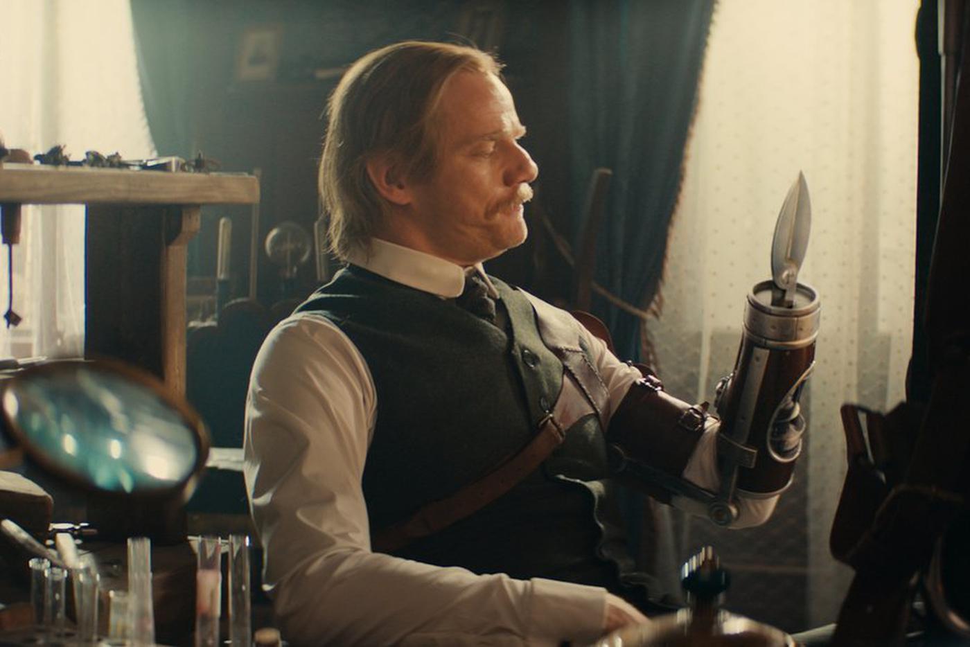 Вместо левой руки у героя Юрия Колокольникова – чудо-протез, заменяющий собой целый набор инструментов