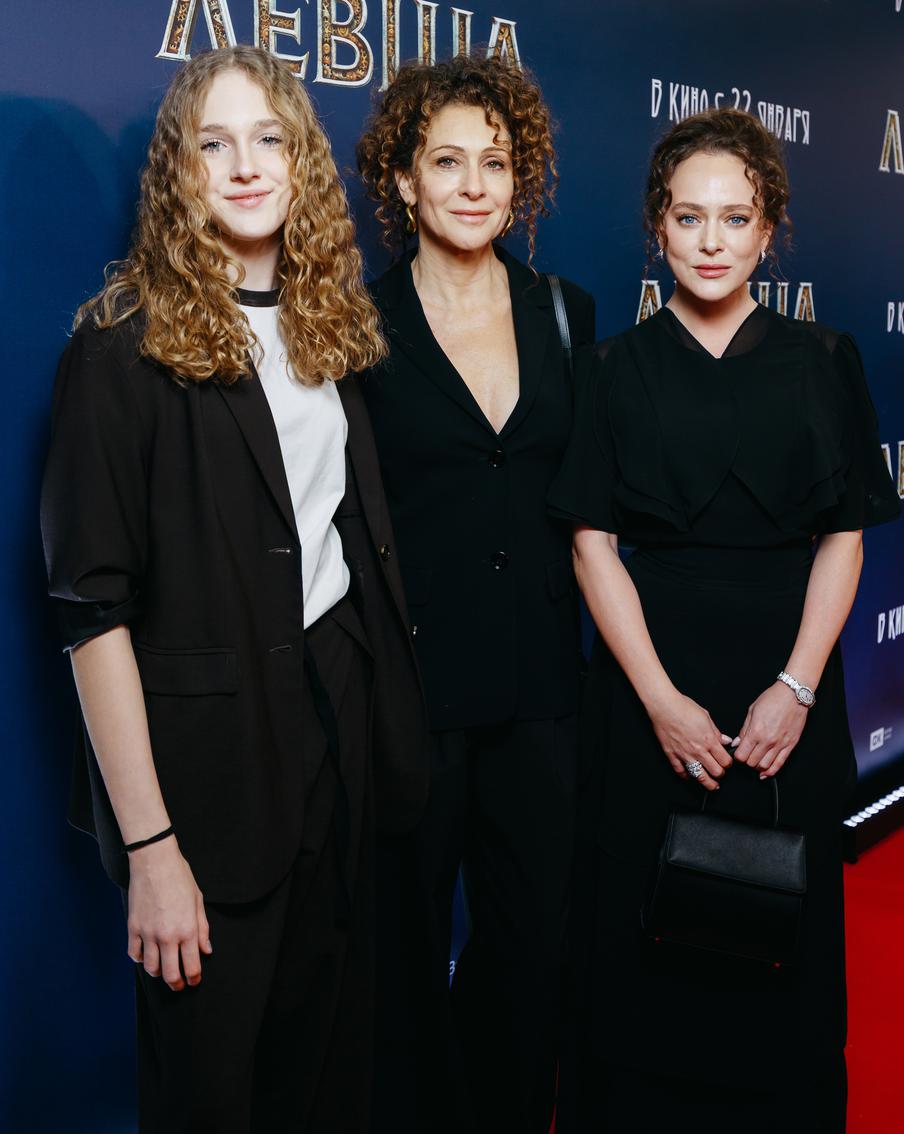 Ксения Раппопорт с дочками, Аглаей Тарасовой (справа) и Софией Колокольниковой (слева).