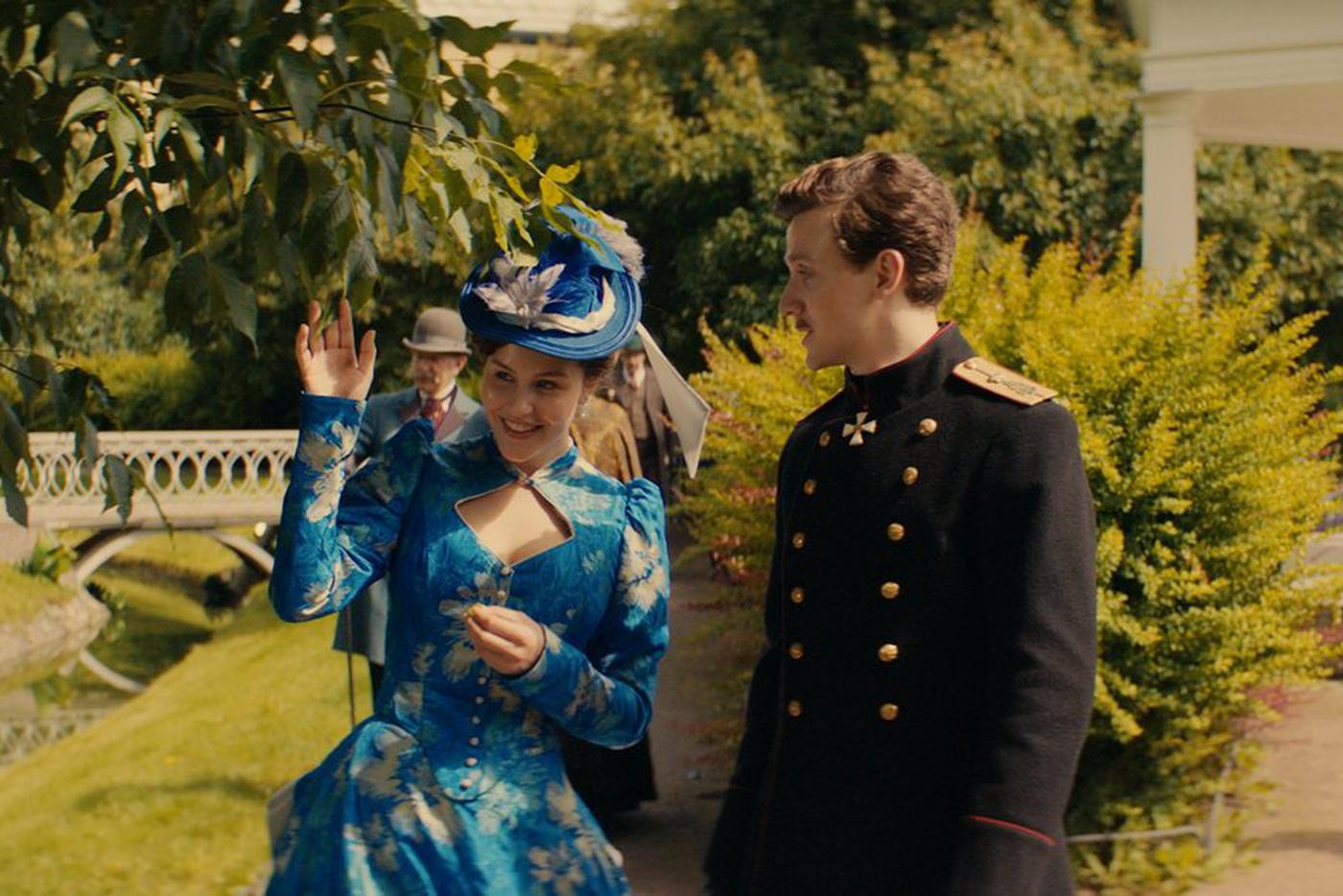 Поиски шпионов не помешали Огарёву (Фёдор Федотов) заняться сердечными делами (с Леонелой Мантуровой) 