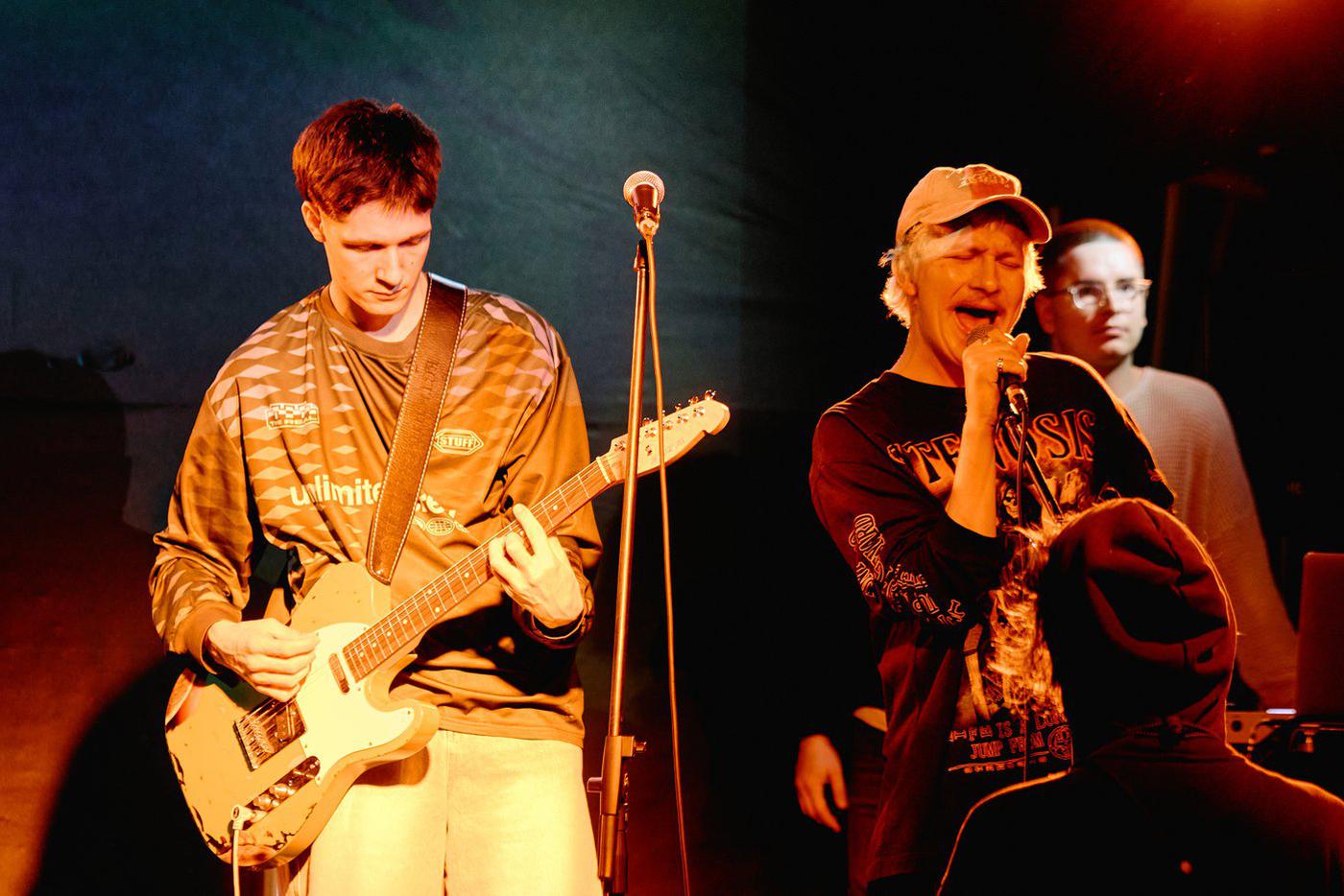 Сергей (Кузьма Котрелёв), Олег (Денис Парамонов) и Чеба (Александр Поршин) выступают на концерте в фильме "Здесь был Юра".