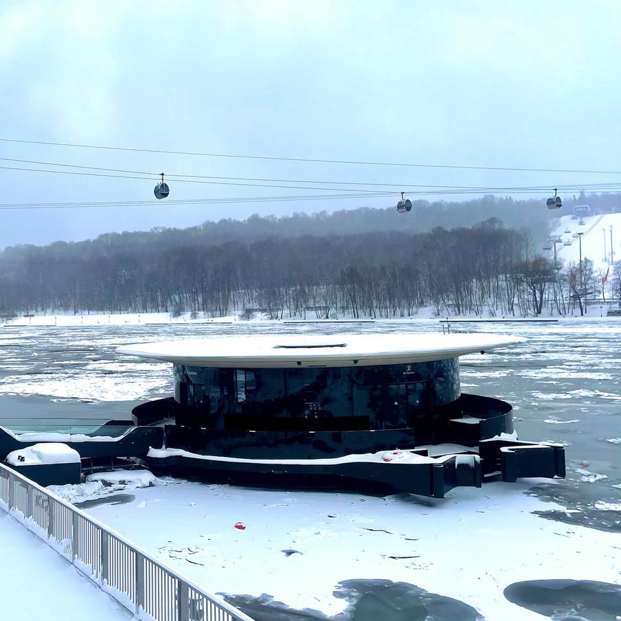 В Москве установили причал "Лужники" будущего четвёртого маршрута электросудов. Заместитель мэра Москвы по вопросам транспорта и промышленности Максим Ликсутов рассказал, что новую остановку регулярного речного электротранспорта разместили рядом с олимпийским комплексом "Лужники". Сейчас на причале ведутся подготовительные работы, после их завершения начнётся этап тестирования инфраструктуры и оборудования