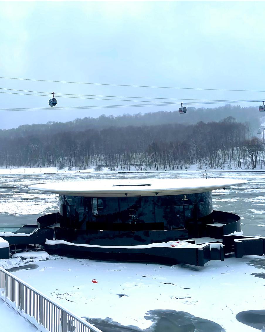 В Москве установили причал "Лужники" будущего четвёртого маршрута электросудов. Заместитель мэра Москвы по вопросам транспорта и промышленности Максим Ликсутов рассказал, что новую остановку регулярного речного электротранспорта разместили рядом с олимпийским комплексом "Лужники". Сейчас на причале ведутся подготовительные работы, после их завершения начнётся этап тестирования инфраструктуры и оборудования