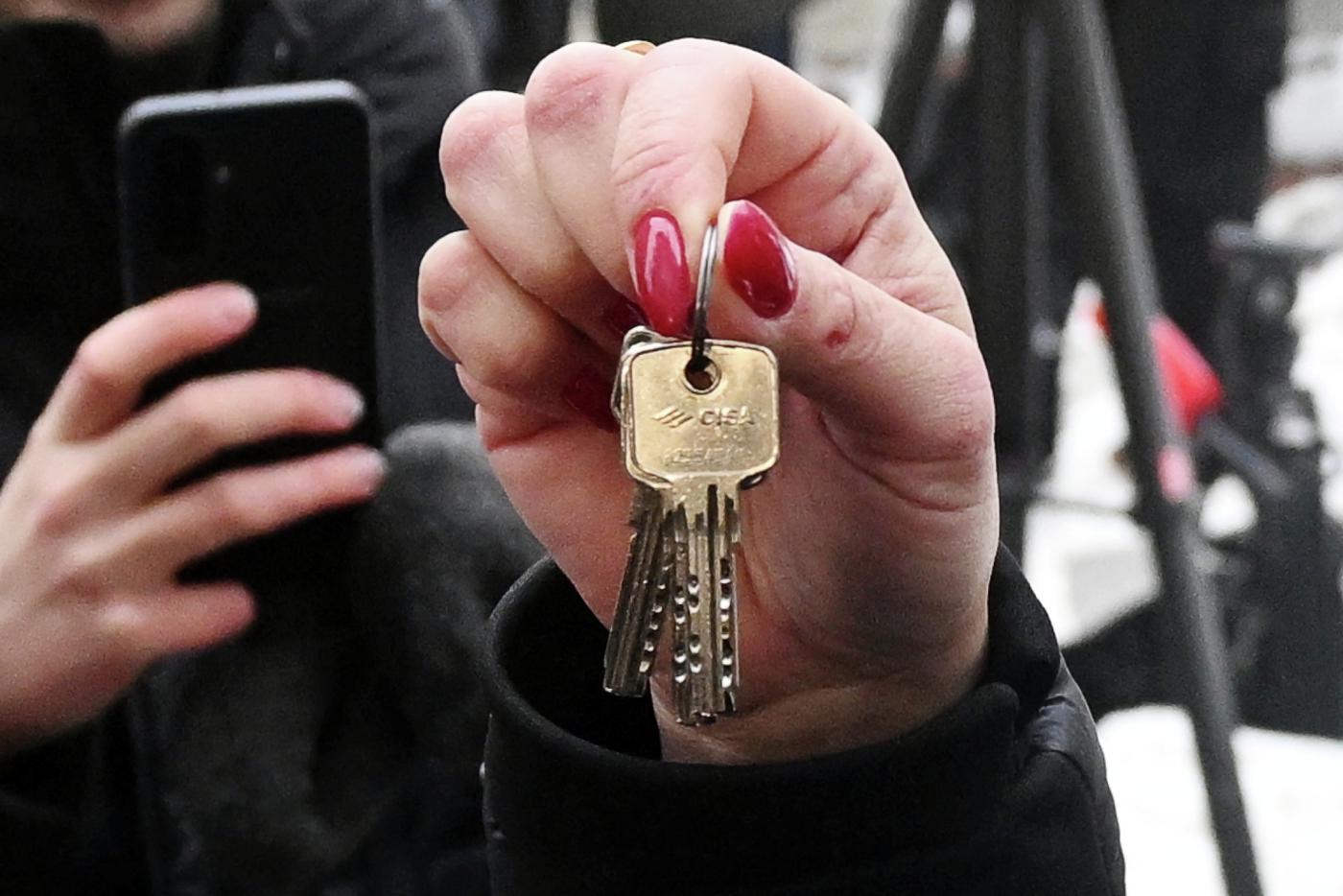 "Встречать с хлебом-солью": бывшие соседи Ларисы Долиной готовятся к заселению Полины Лурье