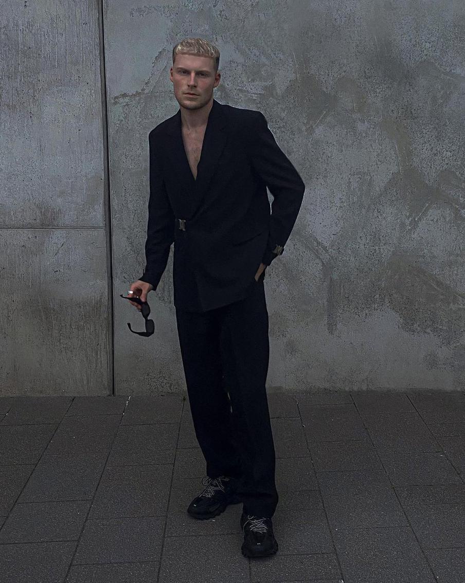 Классический костюм + массивные кроссовки – стильный трюк.