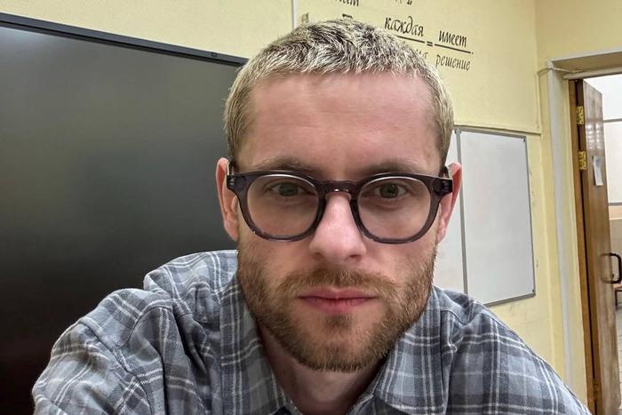 "Снимал рилсы, обожал чёрный юмор": в Москве сотни школьников простились с учителем математики