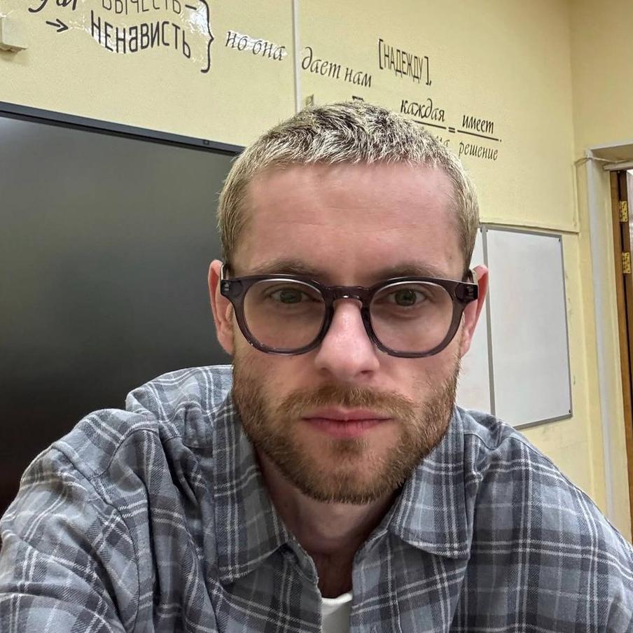 "Снимал рилсы, обожал чёрный юмор": сотни школьников попрощались с учителем в Москве