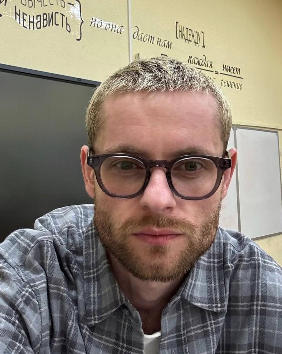 "Снимал рилсы, обожал чёрный юмор": в Москве сотни школьников простились с учителем математики