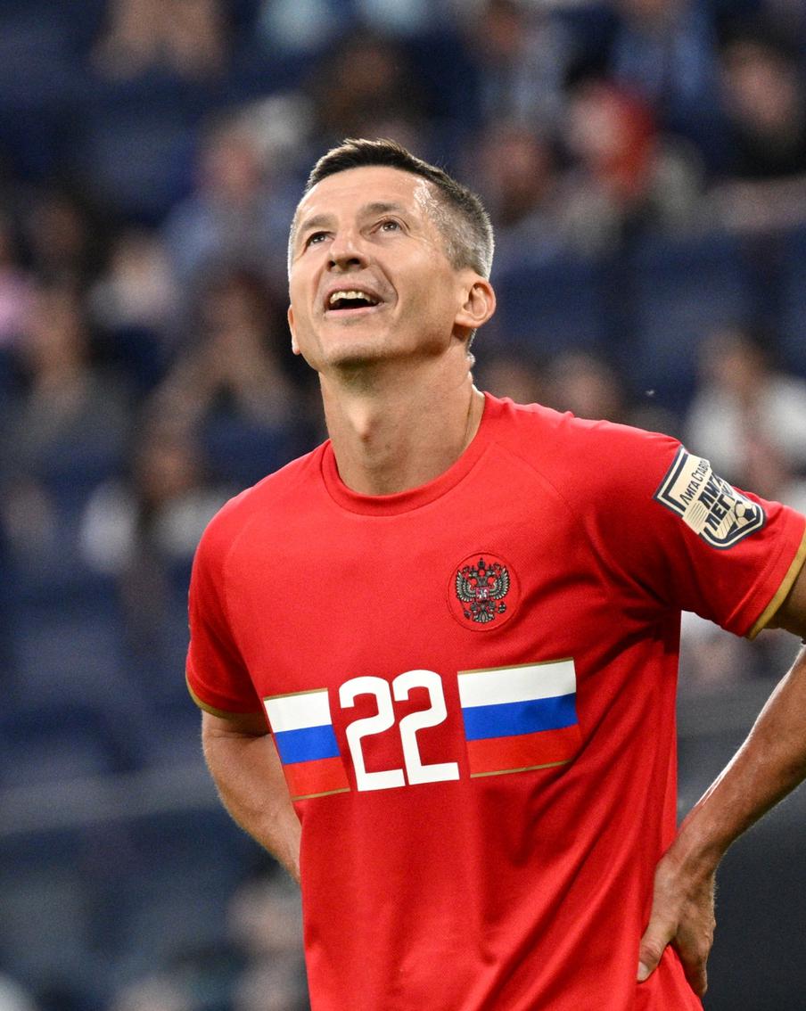 Евгений Алдонин отмечает 46-летие и продолжает борьбу с тяжёлой болезнью. Бывший полузащитник ЦСКА пережил развод с Юлией Началовой, помог дочери после смерти певицы и теперь сам проходит лечение от онкологии, сохраняя оптимизм и поддержку семьи