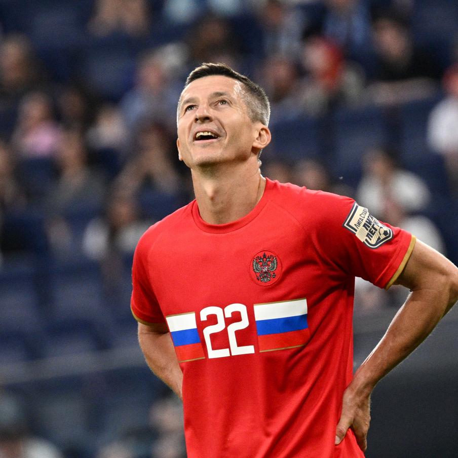 Евгений Алдонин отмечает 46-летие и продолжает борьбу с тяжёлой болезнью. Бывший полузащитник ЦСКА пережил развод с Юлией Началовой, помог дочери после смерти певицы и теперь сам проходит лечение от онкологии, сохраняя оптимизм и поддержку семьи