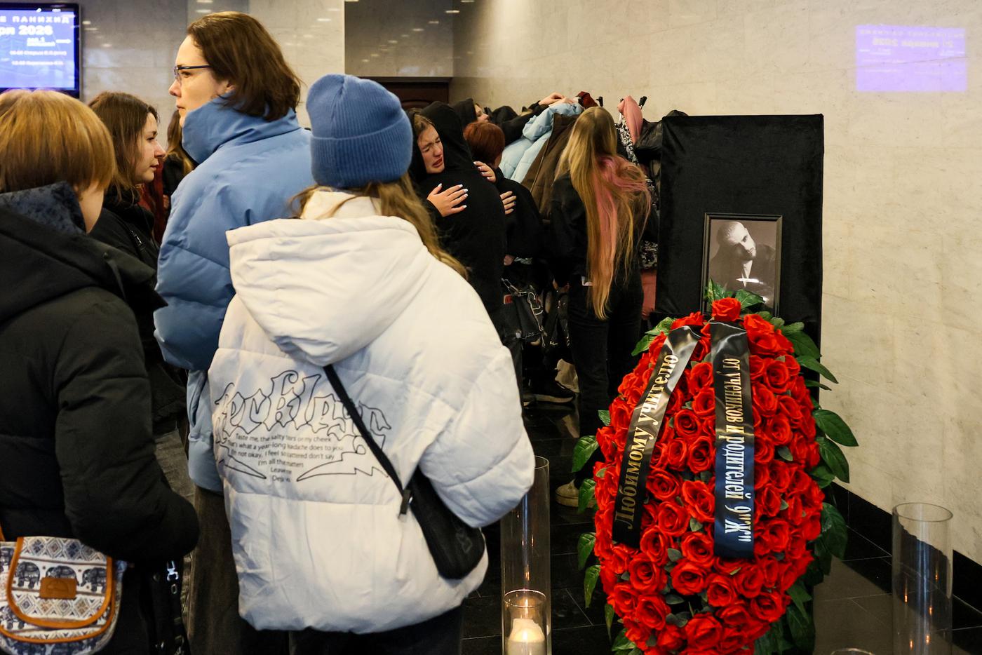 На прощание пришли школьники, искренне любившие педагога