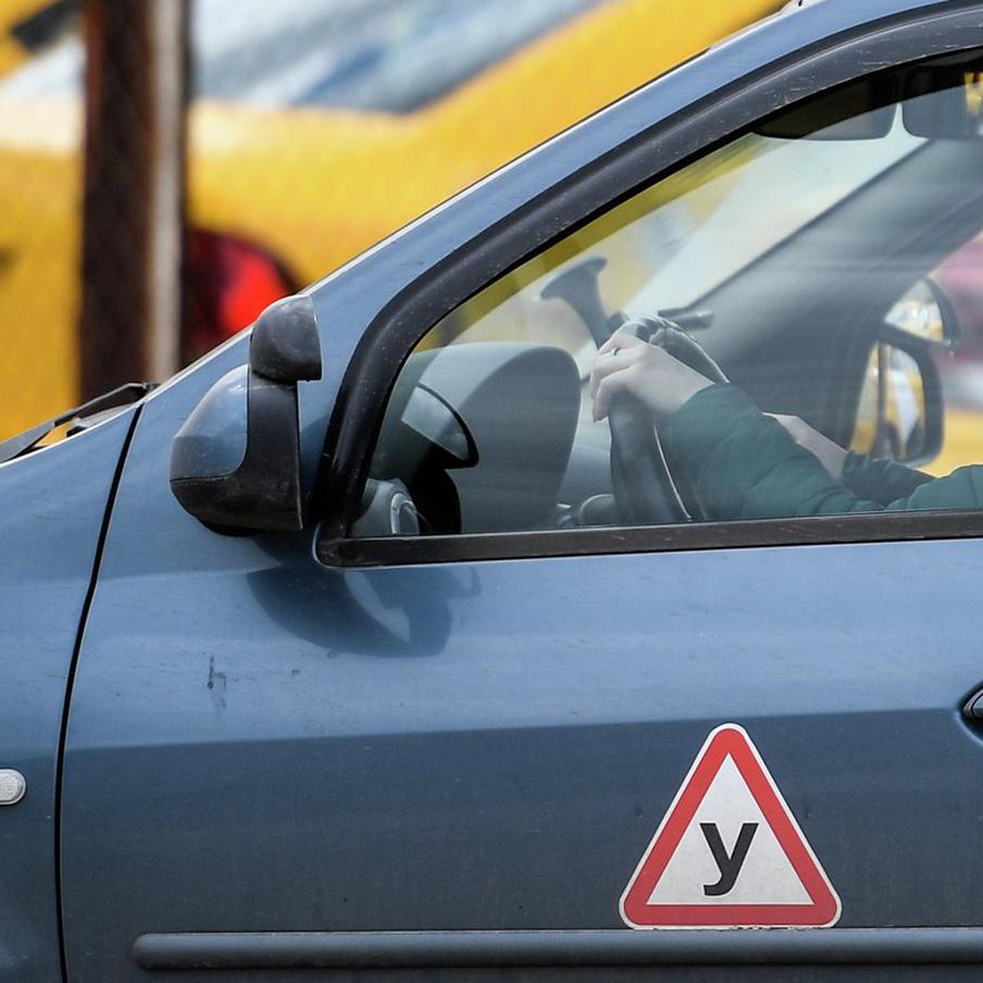 Автошколы бьют тревогу из за сбоев в системе выдачи прав. Рынок обучения водителей просит срочных изменений: пересдачи затягиваются, не хватает экзаменаторов, а качество подготовки падает. Эксперты предупреждают о риске дефицита водителей и предлагают новые меры