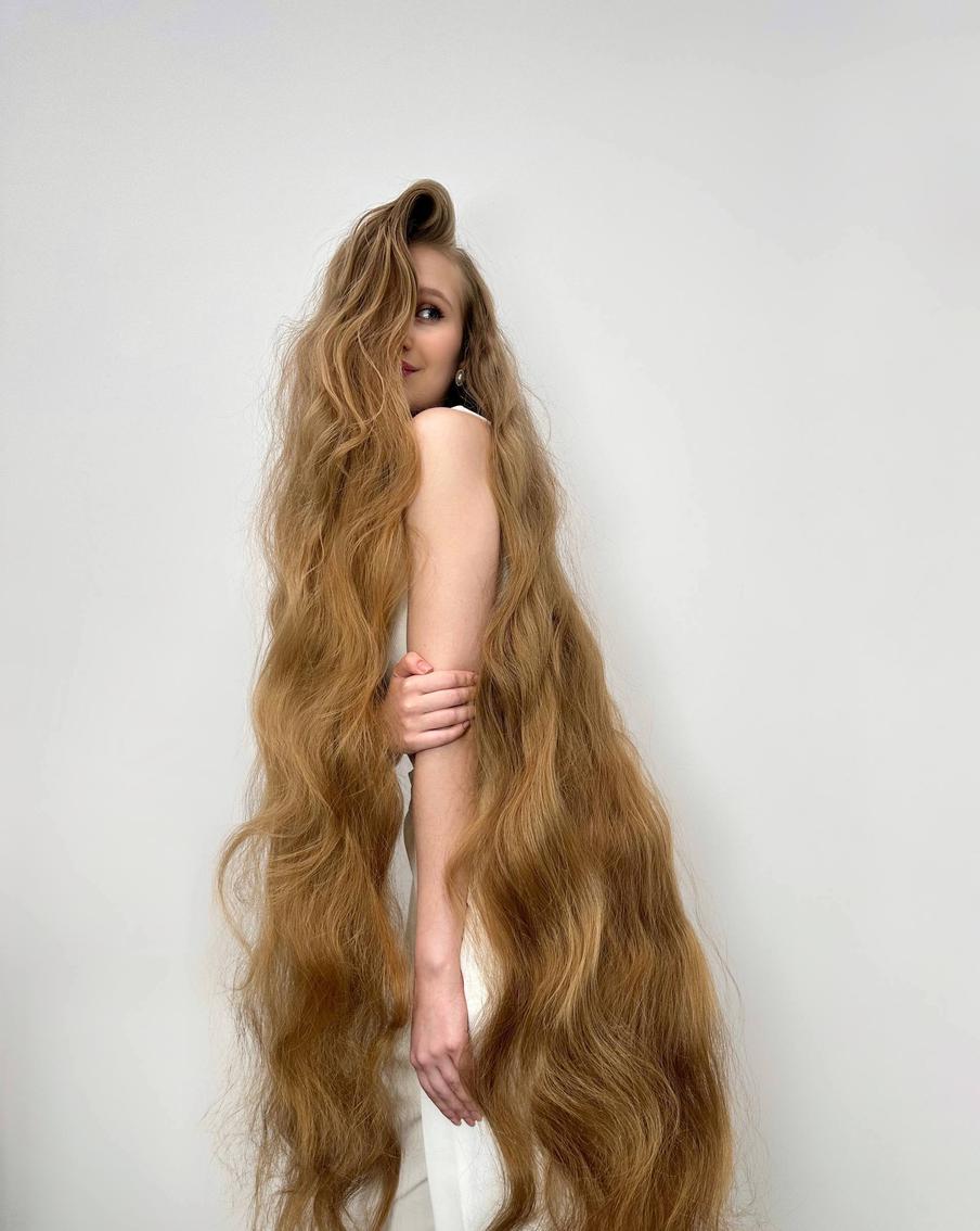 "Мужчины восхищаются!": москвичка с самой длинной косой укрощает волосы играючи