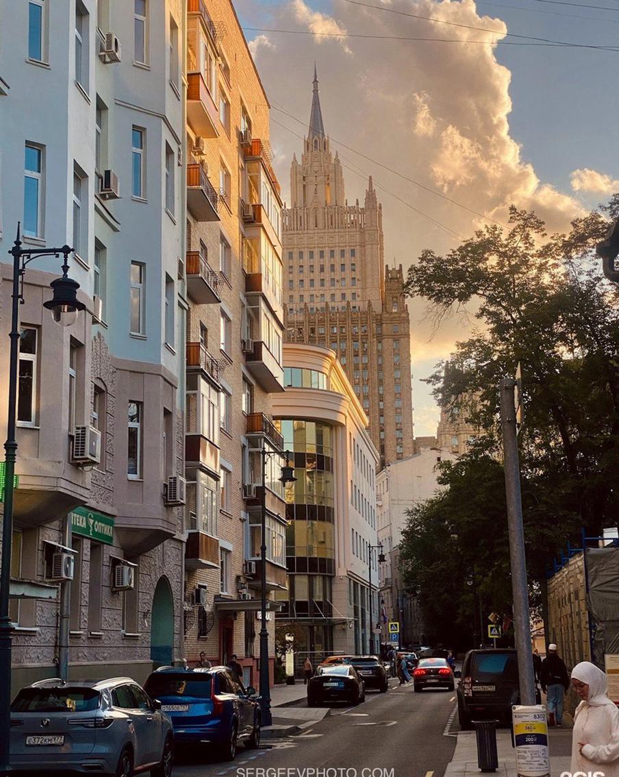 Каменные джунгли и залитое солнцем здание МИД.