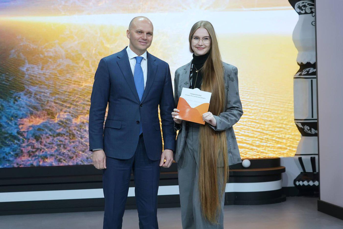 Награду Виктории вручал лично губернатор Калининградской области. Одним из призов стала поездка к Куршской косе – девушка надеется посетить эти места уже летом.