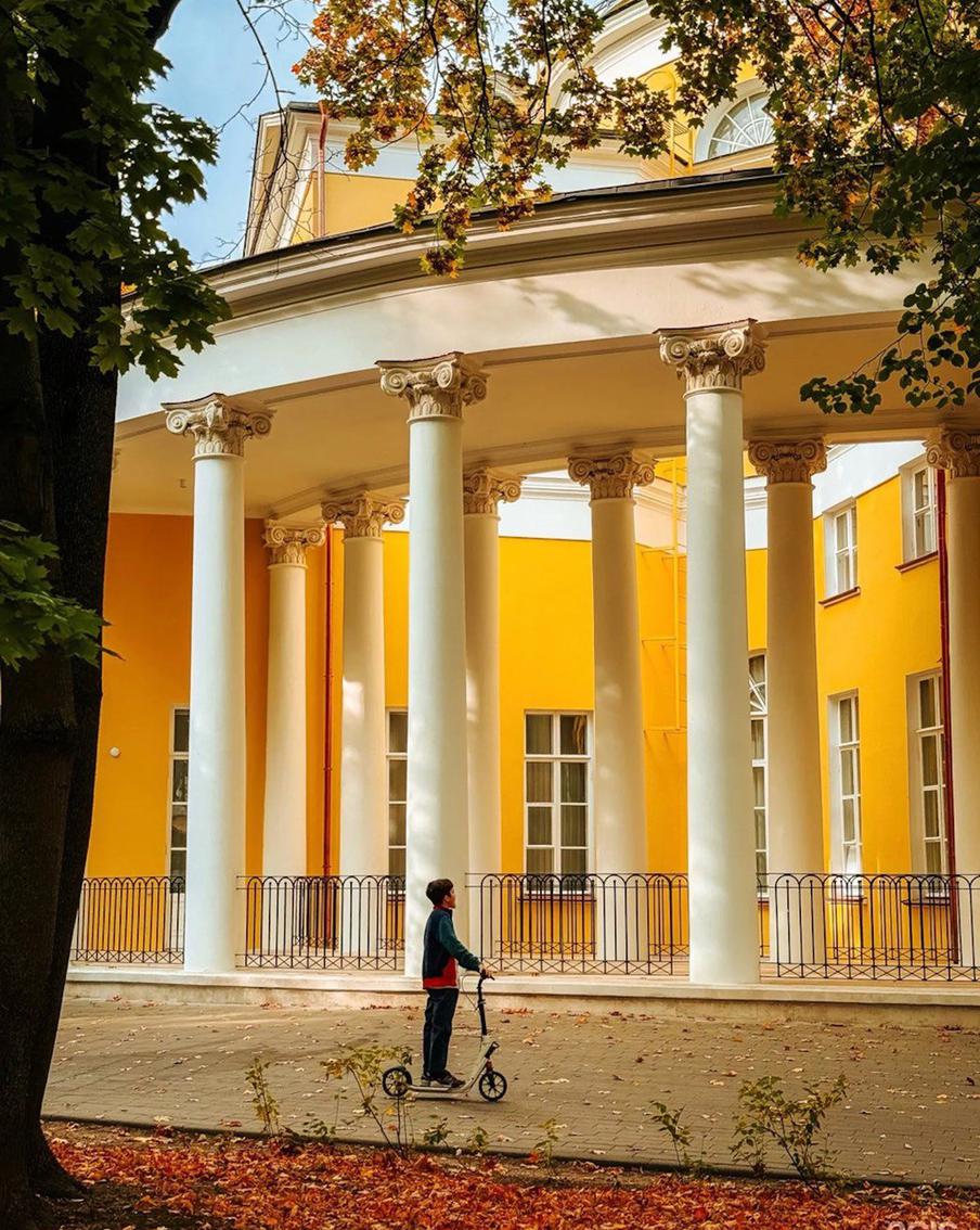 Посещение усадьбы Люблино стоит прописывать при упадке сил – лимонно-жёлтый цвет автоматически поднимает настроение.