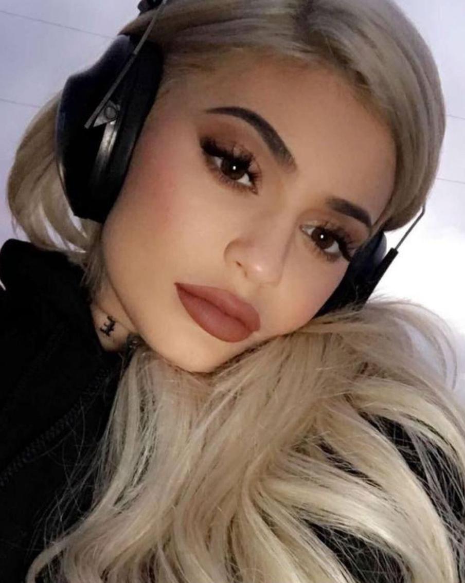 Кайли Дженнер в 2016 году. Идеальный пример мейкапа, который был в моде 10 лет назад.